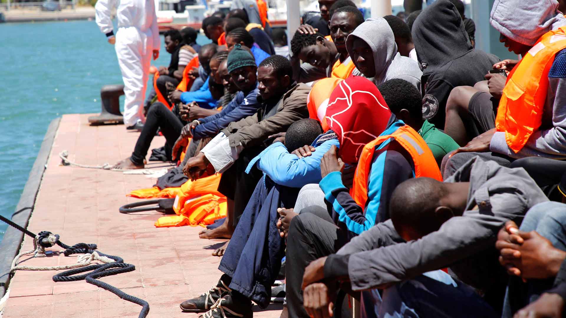 Al menos 4 inmigrantes muertos entre los 80 rescatados en el mar de Alborán