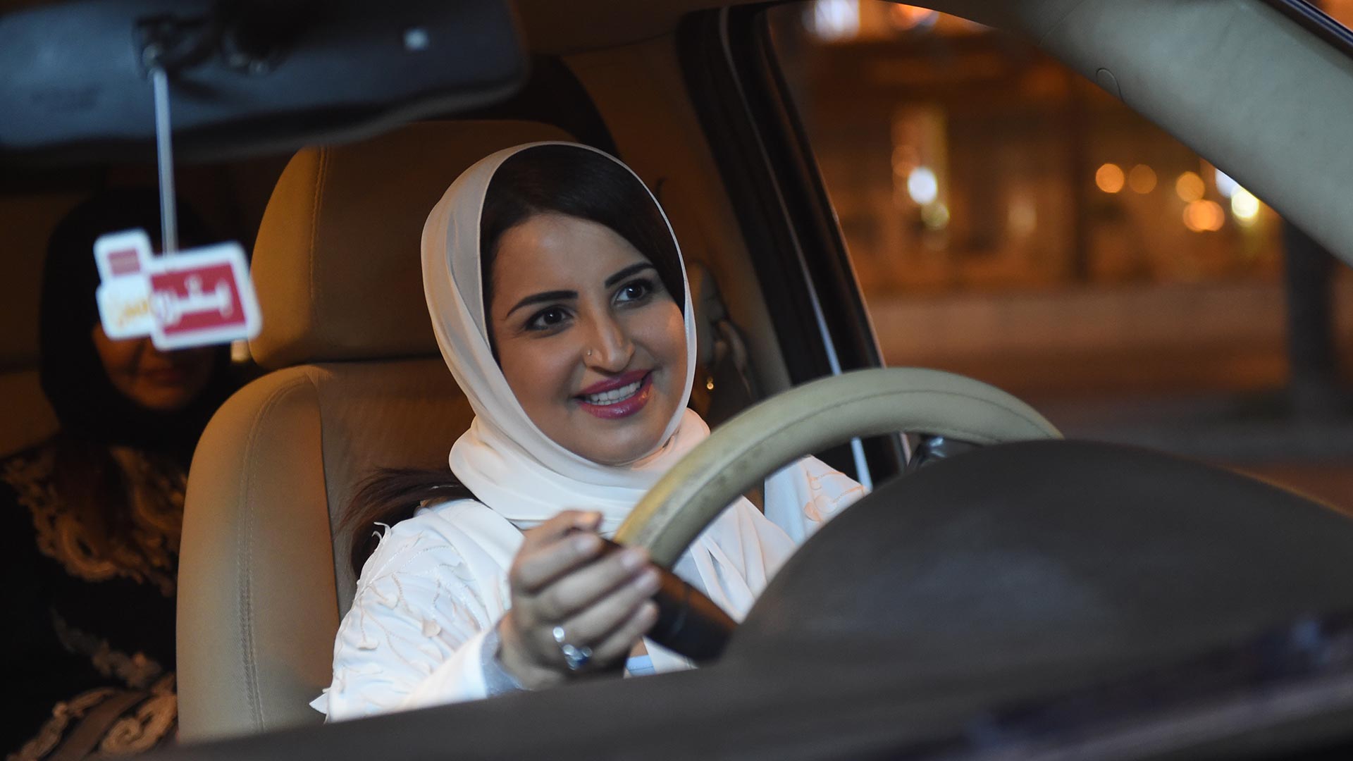 Arabia Saudí levanta oficialmente la prohibición de conducir para las mujeres