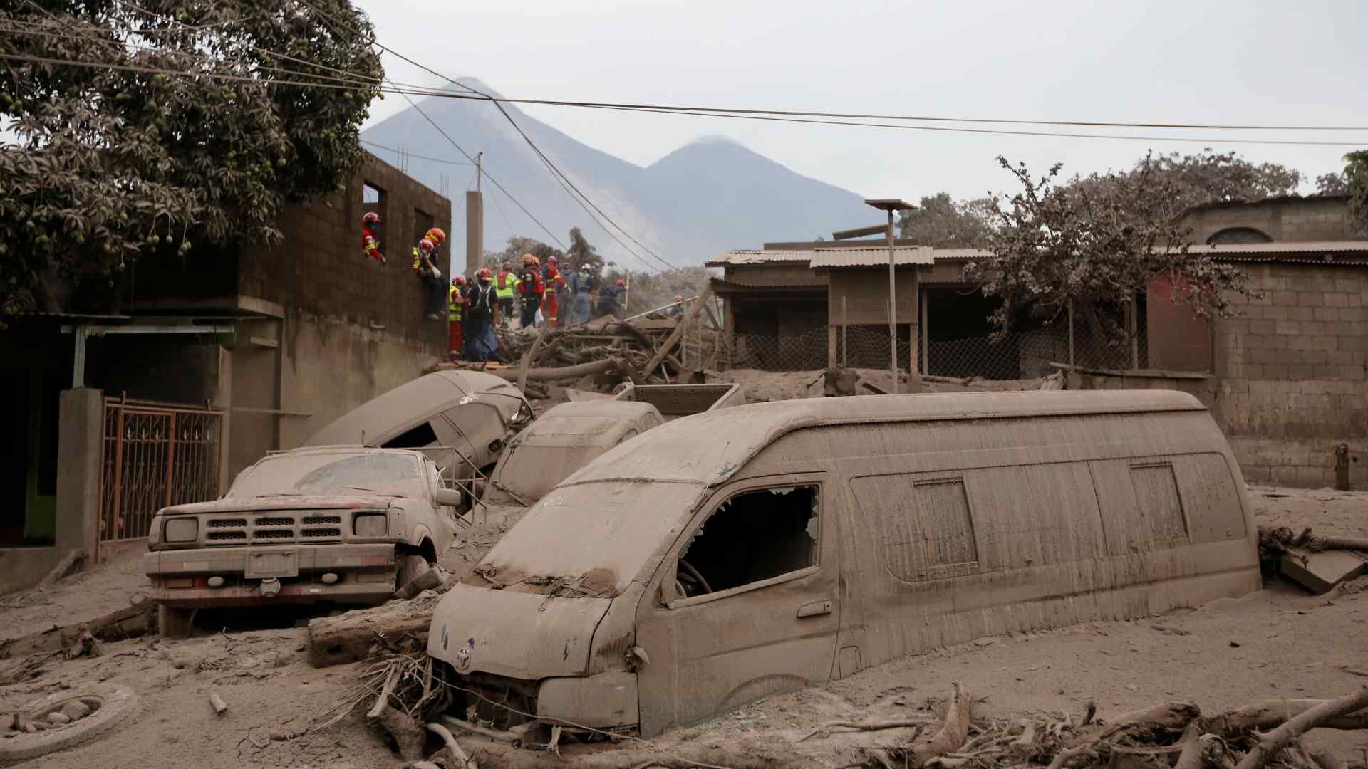 Aumentan a 69 las víctimas mortales por el volcán de Fuego en Guatemala