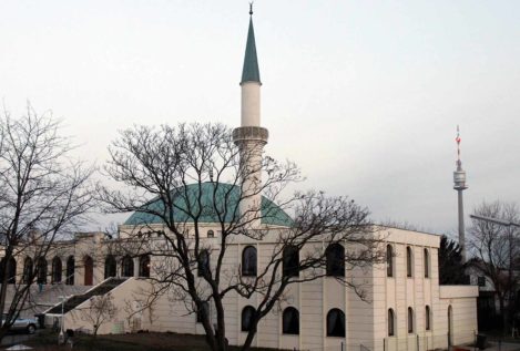 Austria cierra siete mezquitas extremistas y deporta a decenas de imanes