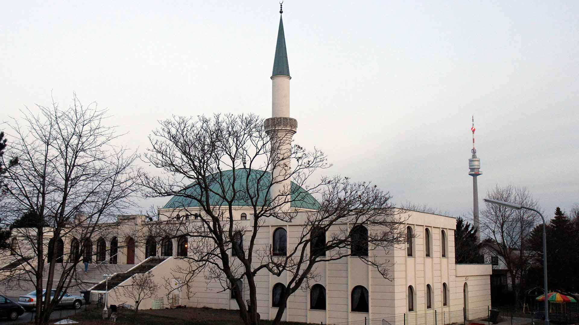 Austria cierra siete mezquitas extremistas y deporta a decenas de imanes