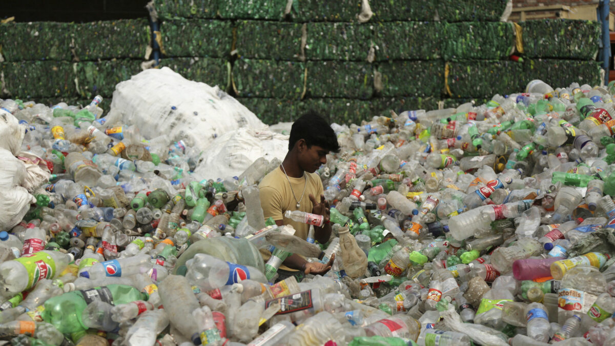 Bombay castiga el uso de bolsas y botellas de plástico con multas y penas de cárcel