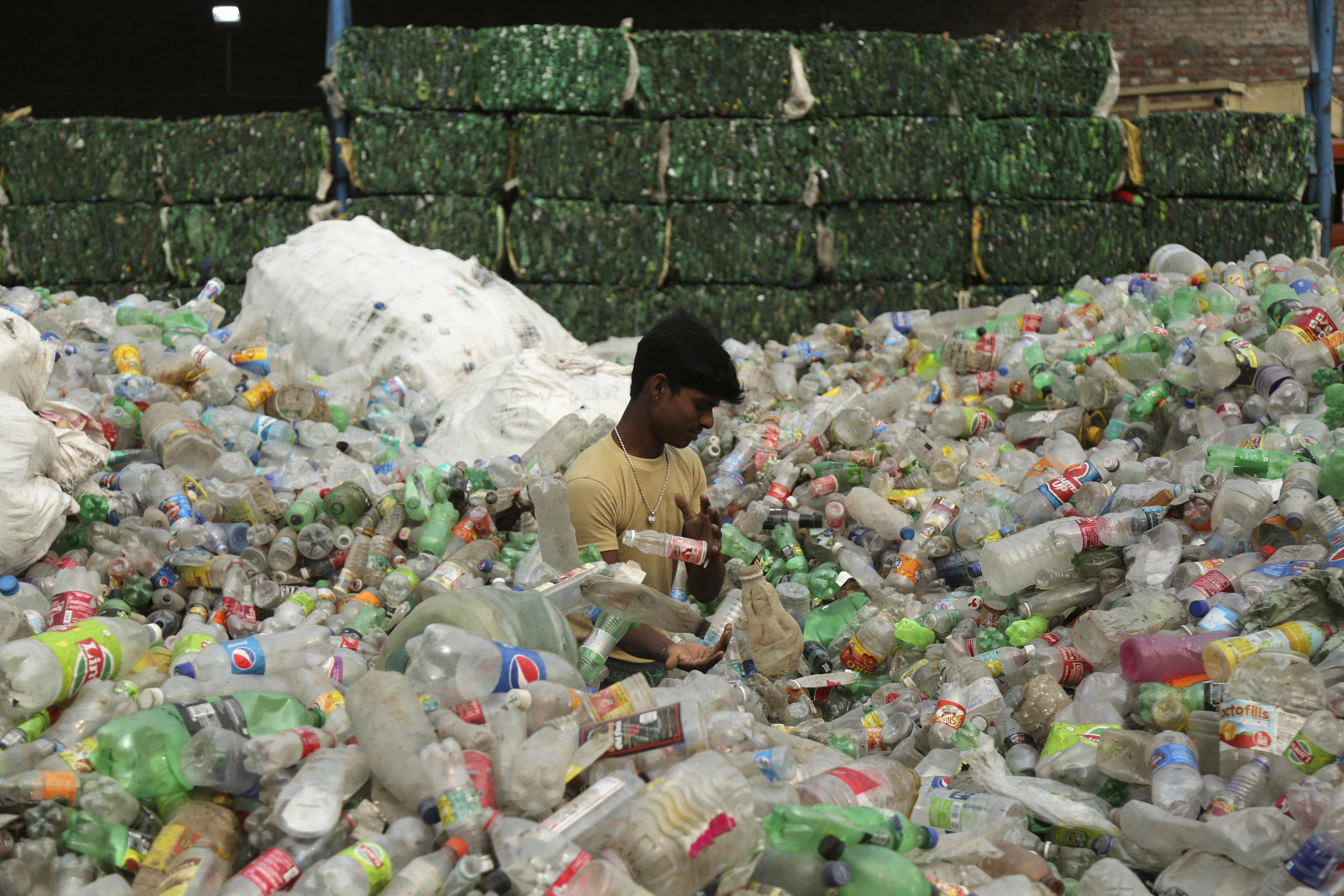 Bombay castiga el uso de bolsas y botellas de plástico con multas y penas de cárcel