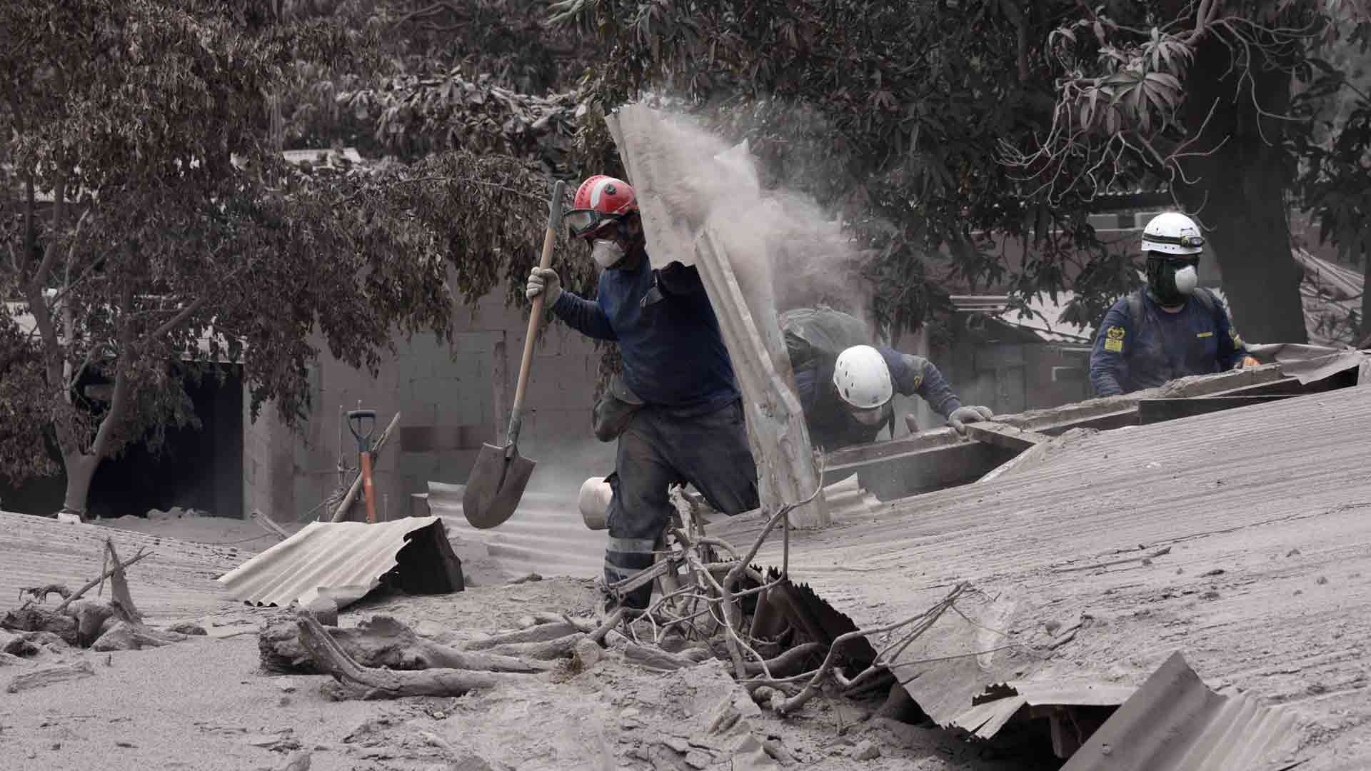 Confirman la muerte de 75 personas y la desaparición de otras 192 por el volcán de Guatemala
