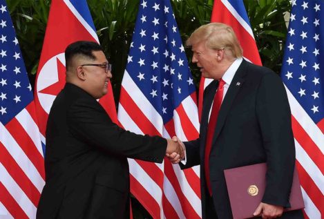 Donald Trump y Kim Jong-un firman una declaración conjunta después de su histórica cumbre