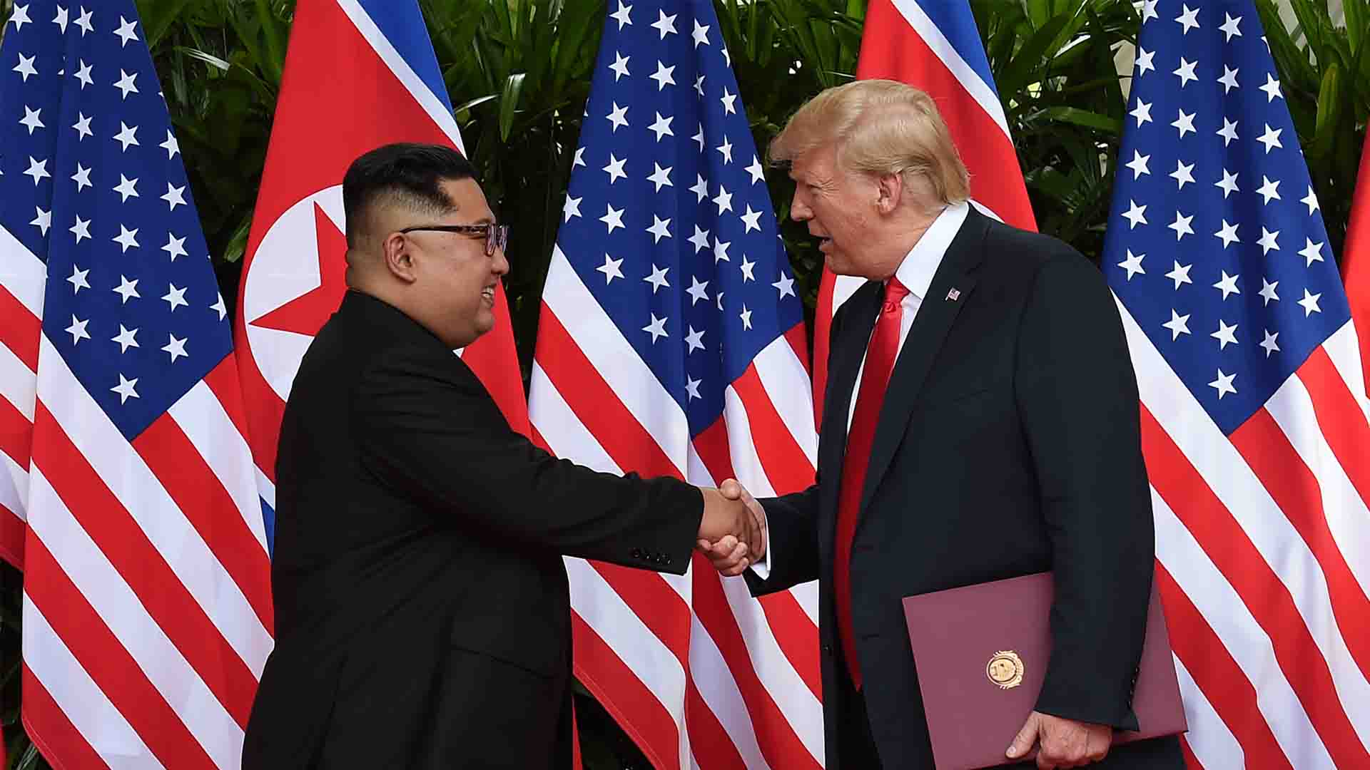 Donald Trump y Kim Jong-un firman una declaración conjunta después de su histórica cumbre