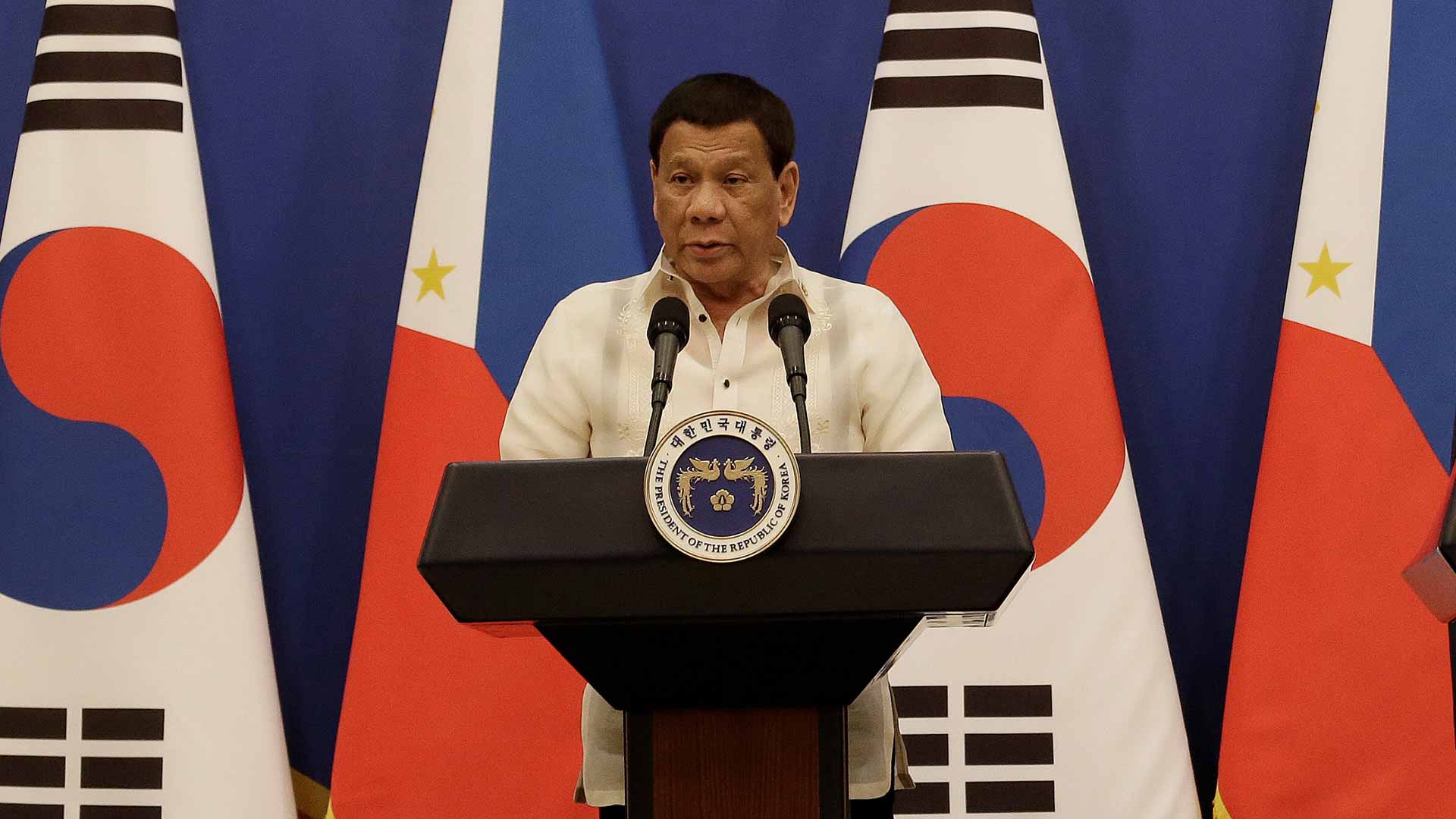 Duterte obliga a una mujer a darle un beso en los labios durante un acto público