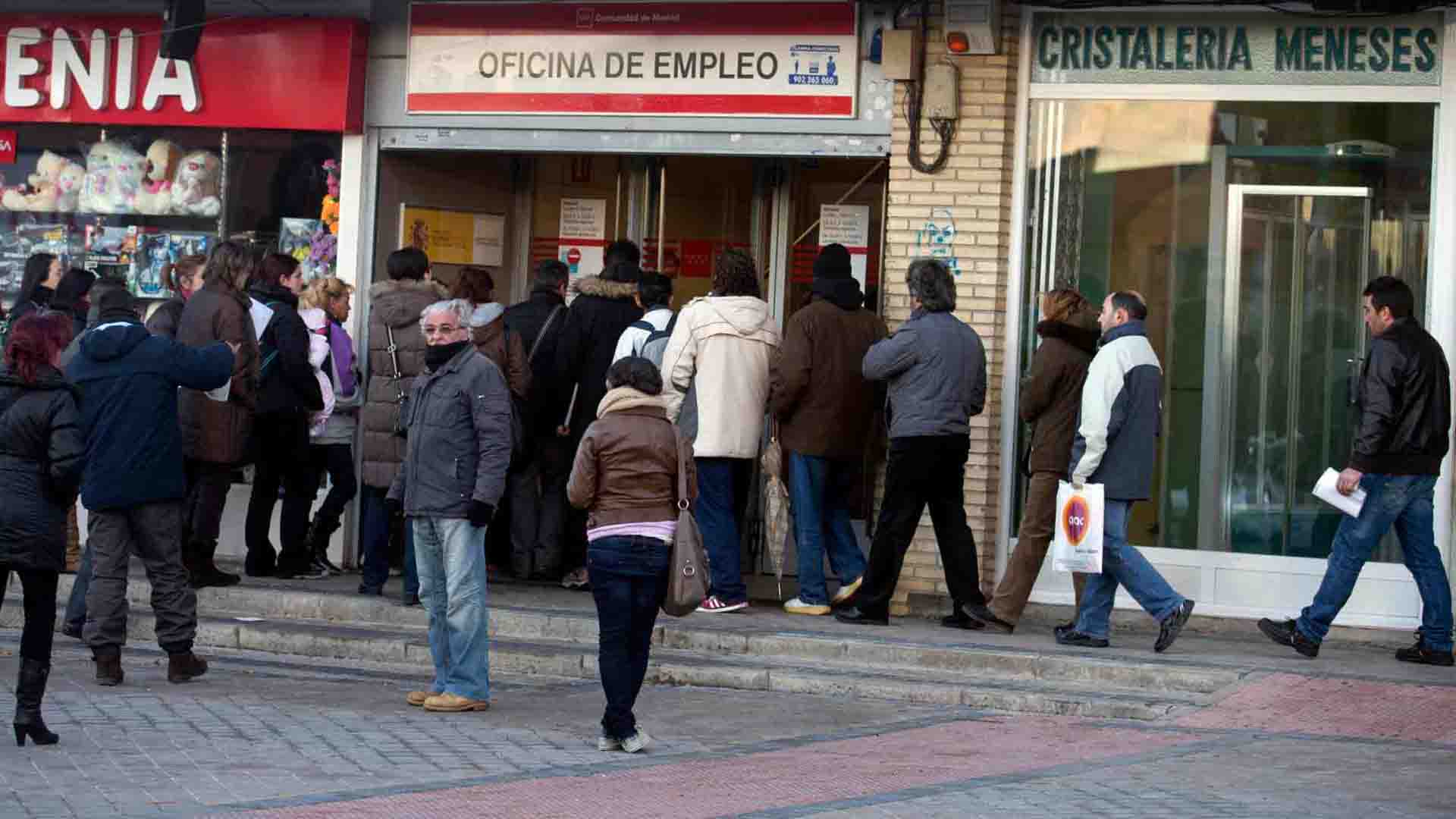 El paro cae en mayo en España hasta cifras de 2008