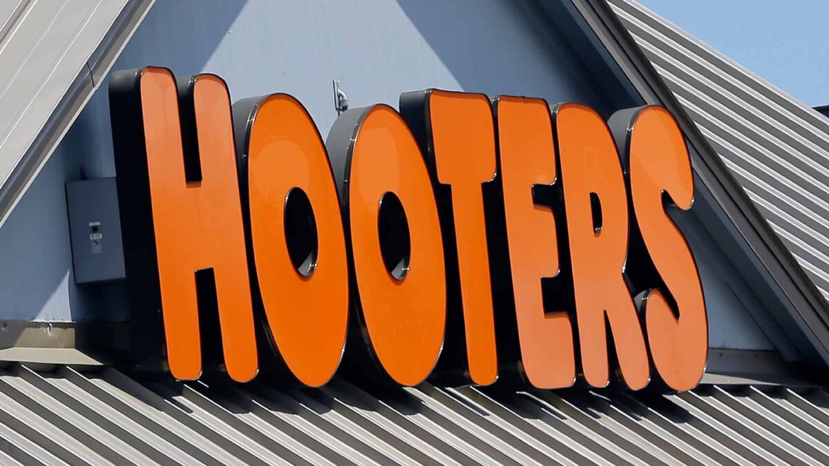 Inspección de Trabajo expedienta a Hooters por los uniformes de sus camareras