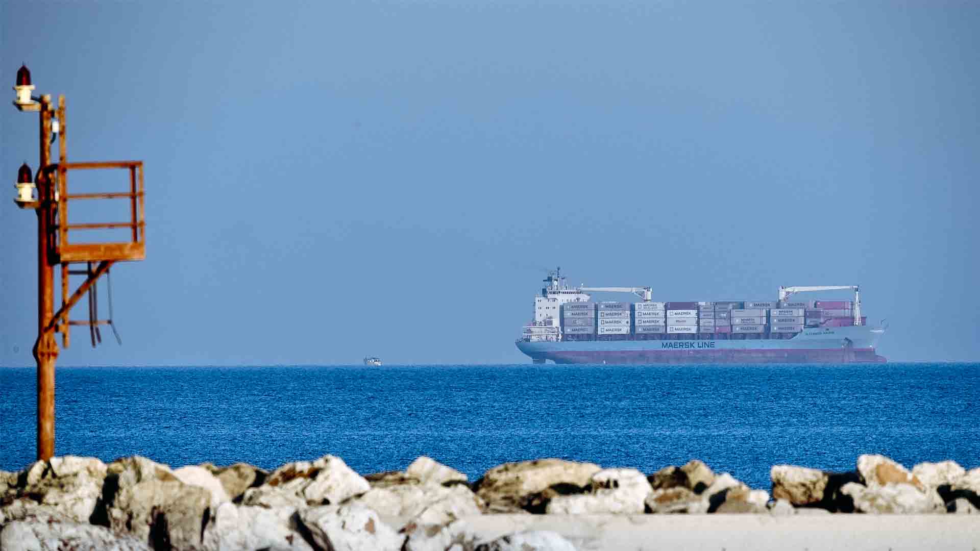 Italia permite al carguero danés Alexander Maersk con migrantes a bordo atracar en Sicilia