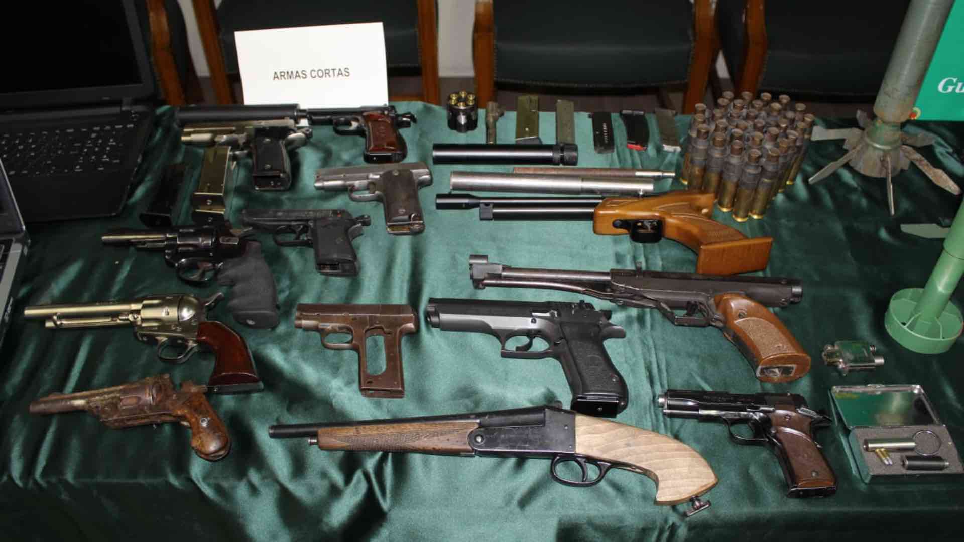 La Guardia Civil detiene a una persona por tener un arsenal de armas en su vivienda en Zaragoza