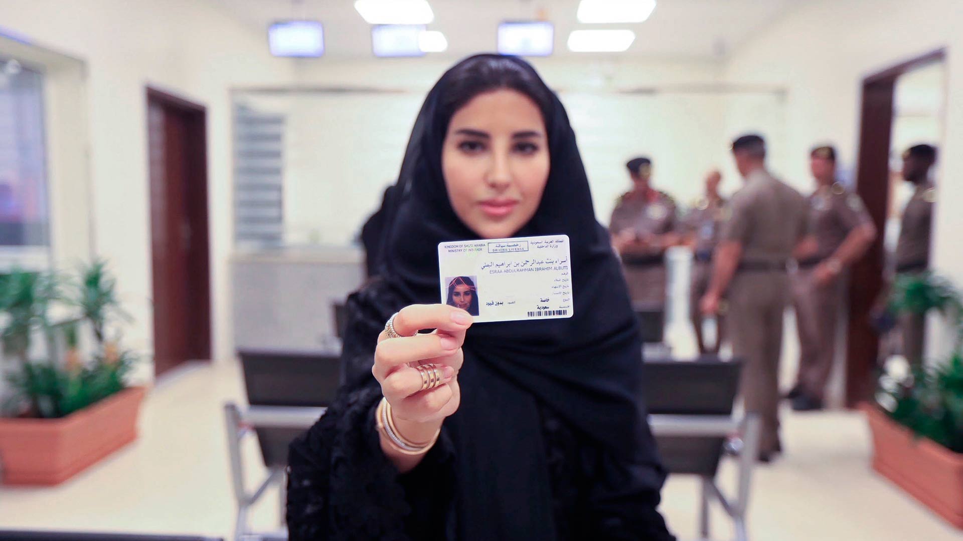 Los derechos que le quedan por conquistar a la mujer saudí ahora que puede conducir