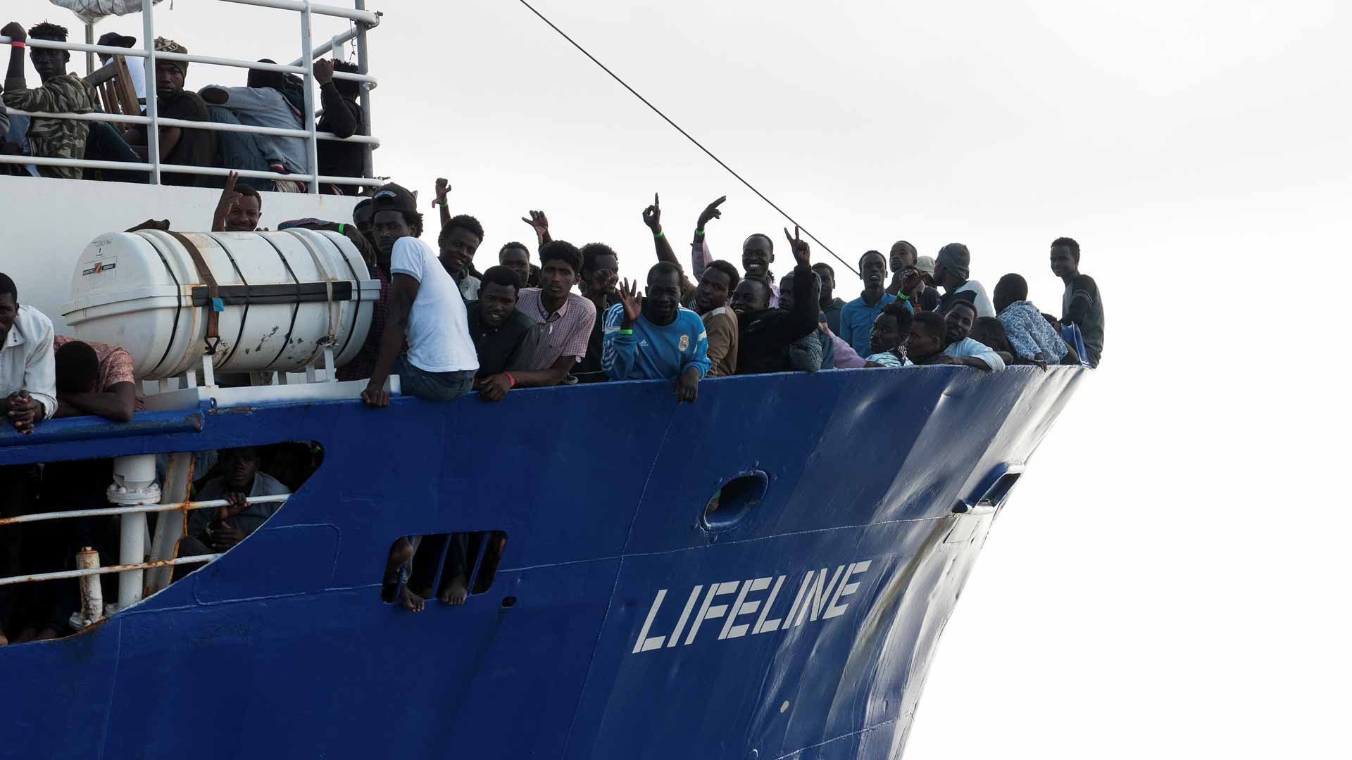 Malta permite al barco de la ONG Lifeline entrar en sus aguas para resguardarse, pero no atracar