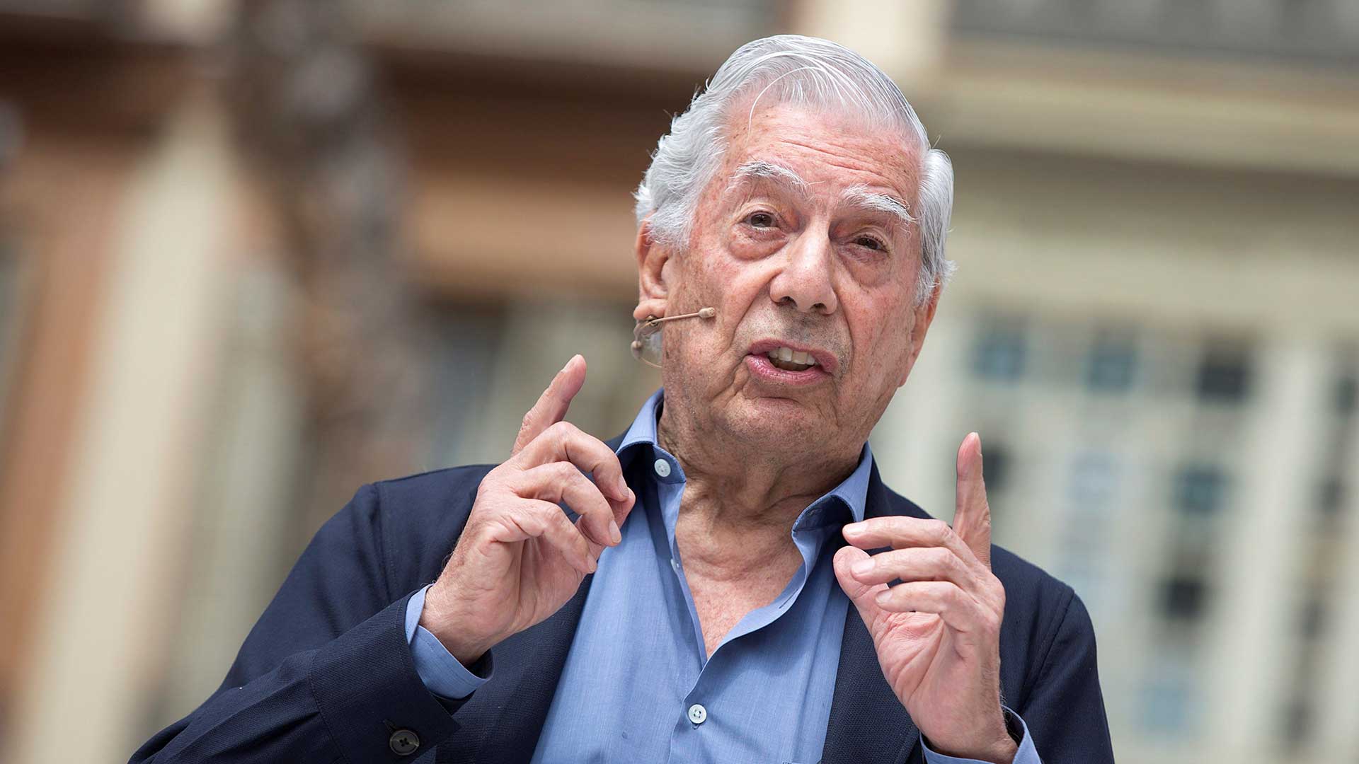 Mario Vargas Llosa, ingresado en un hospital de Madrid tras una caída