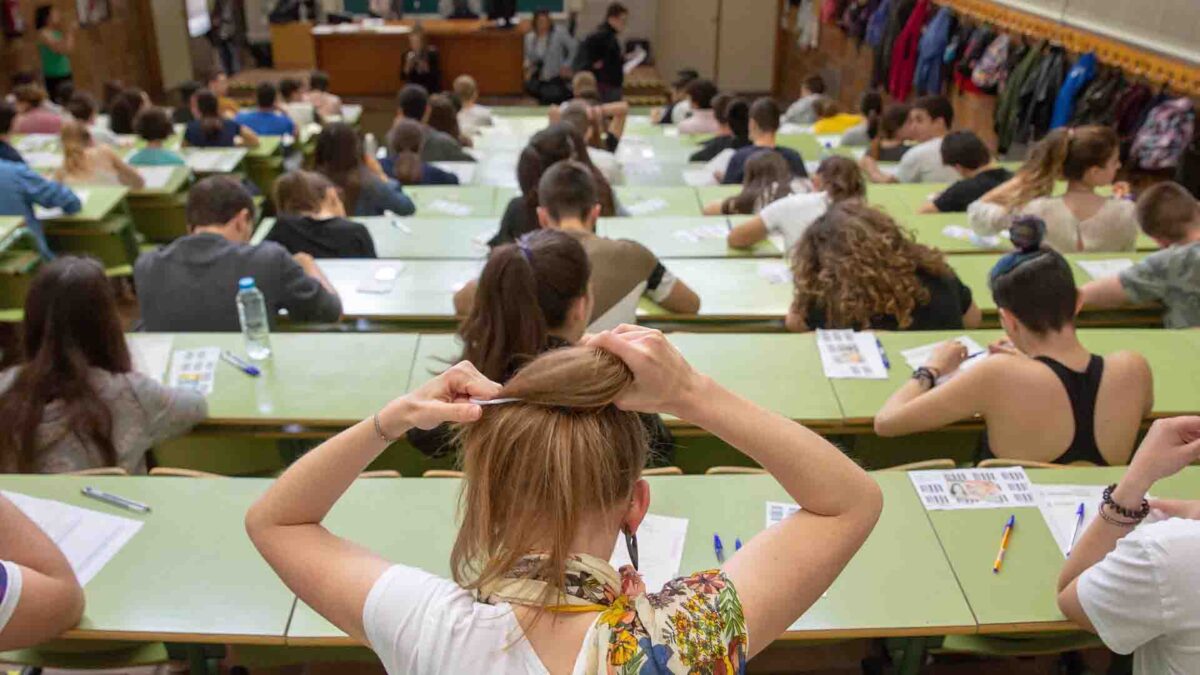Más de 28.000 estudiantes firman contra la repetición de la EBAU en Extremadura