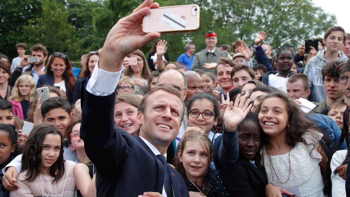 «Me llamas ‘señor presidente de la República'», le dice Macron a un joven que lo llamó «Manu»