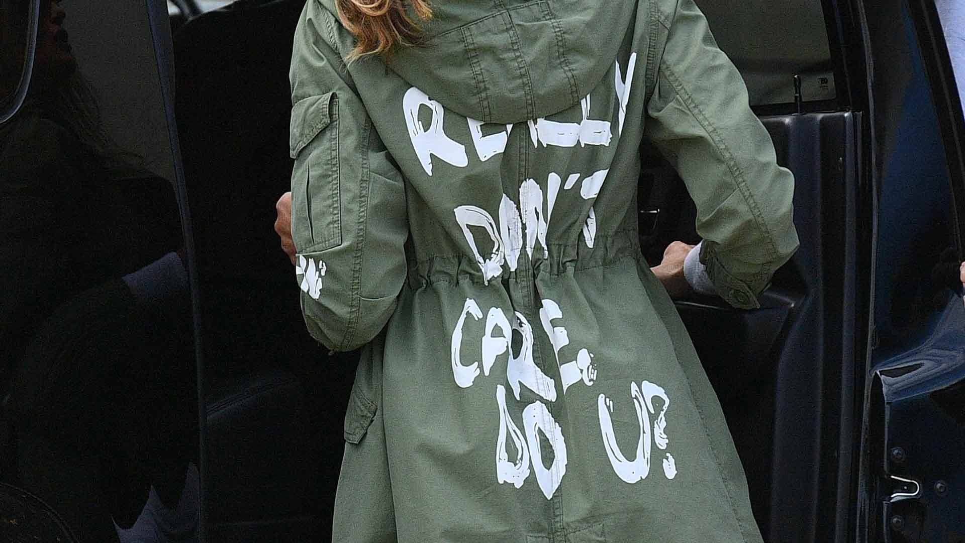 ‘No me importa’: la chaqueta que Melania Trump llevó en su visita a los niños en la frontera con México