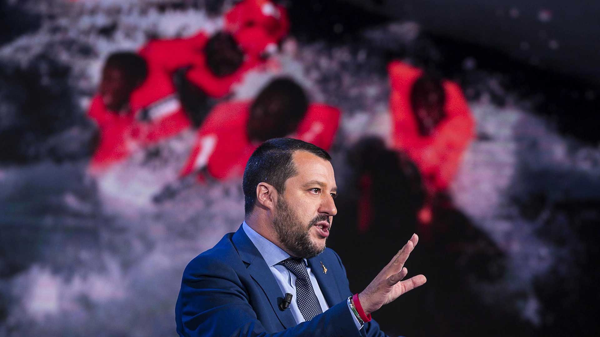 Salvini rechaza un barco con 224 migrantes y llama "desgraciados" a los rescatadores
