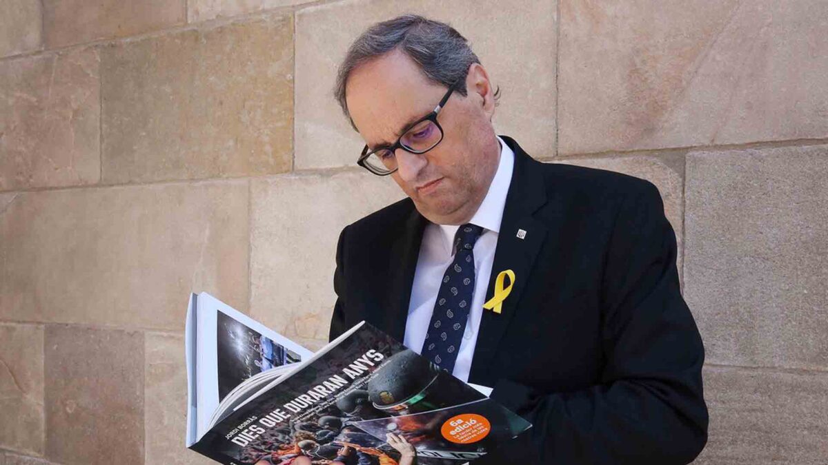 Torra entrega al rey un libro de fotos del 1-O en la inauguración de los Juegos Mediterráneos