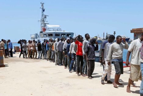 Tres bebés muertos y unas 100 personas desaparecidas en un naufragio en Libia