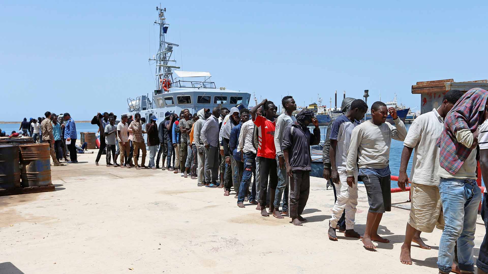 Tres bebés muertos y unas 100 personas desaparecidas en un naufragio en Libia