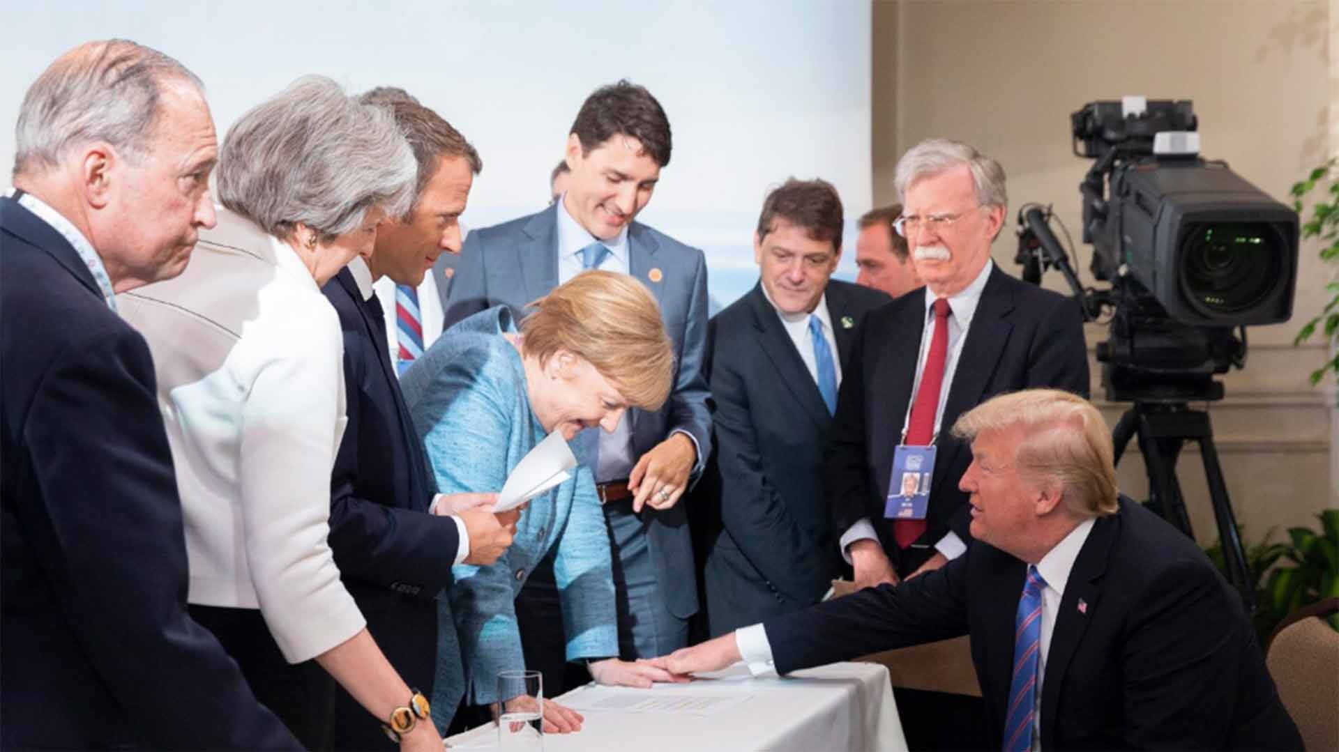 Trump muestra su versión de la polémica foto en el G7 y presume de su relación con Merkel