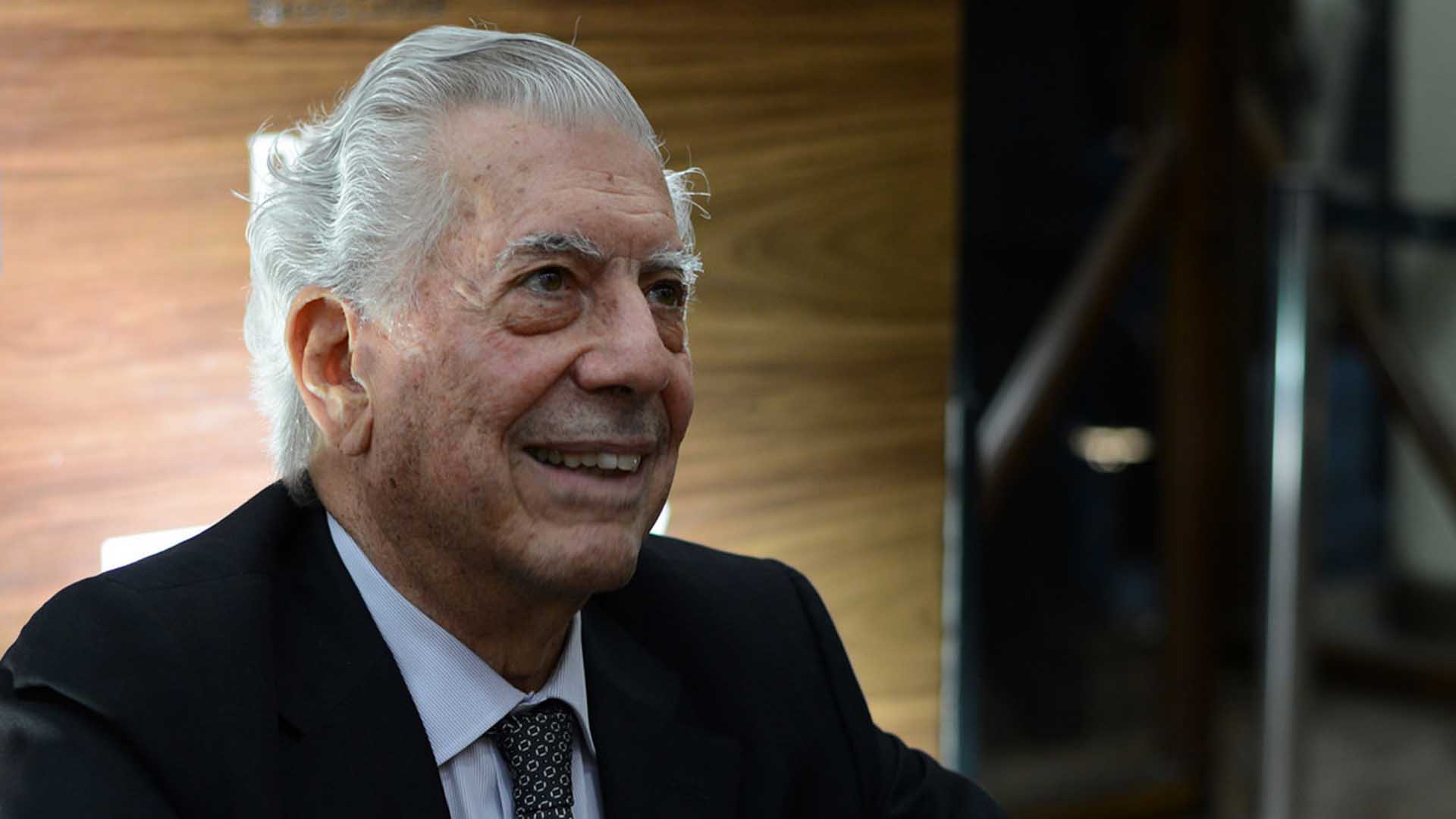 Vargas Llosa recibe el alta hospitalaria tras sufrir una caída en su casa