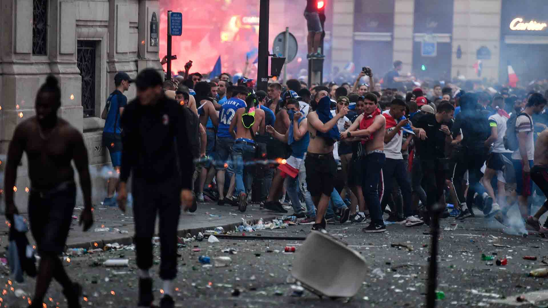 Dos muertos y casi 300 detenidos en Francia por disturbios en la celebración del Mundial