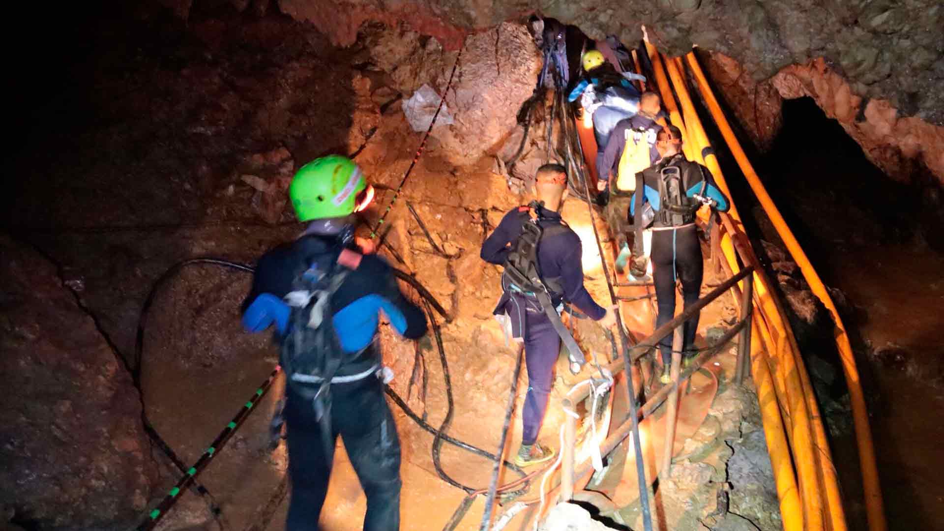 El equipo de rescate logra salvar a otros 4 niños de la cueva en Tailandia