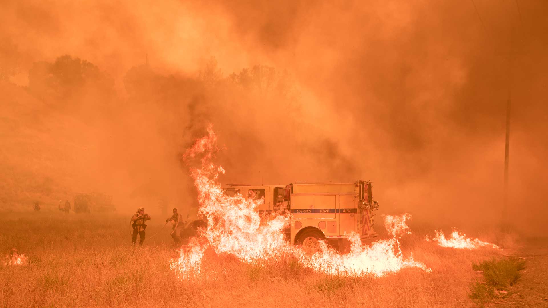 Más de 2.000 bomberos luchan contra un gran incendio en California