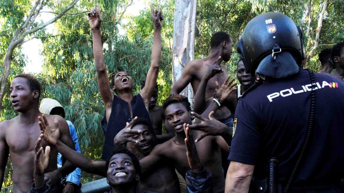 Más de 600 migrantes logran acceder a Ceuta tras asaltar la valla fronteriza