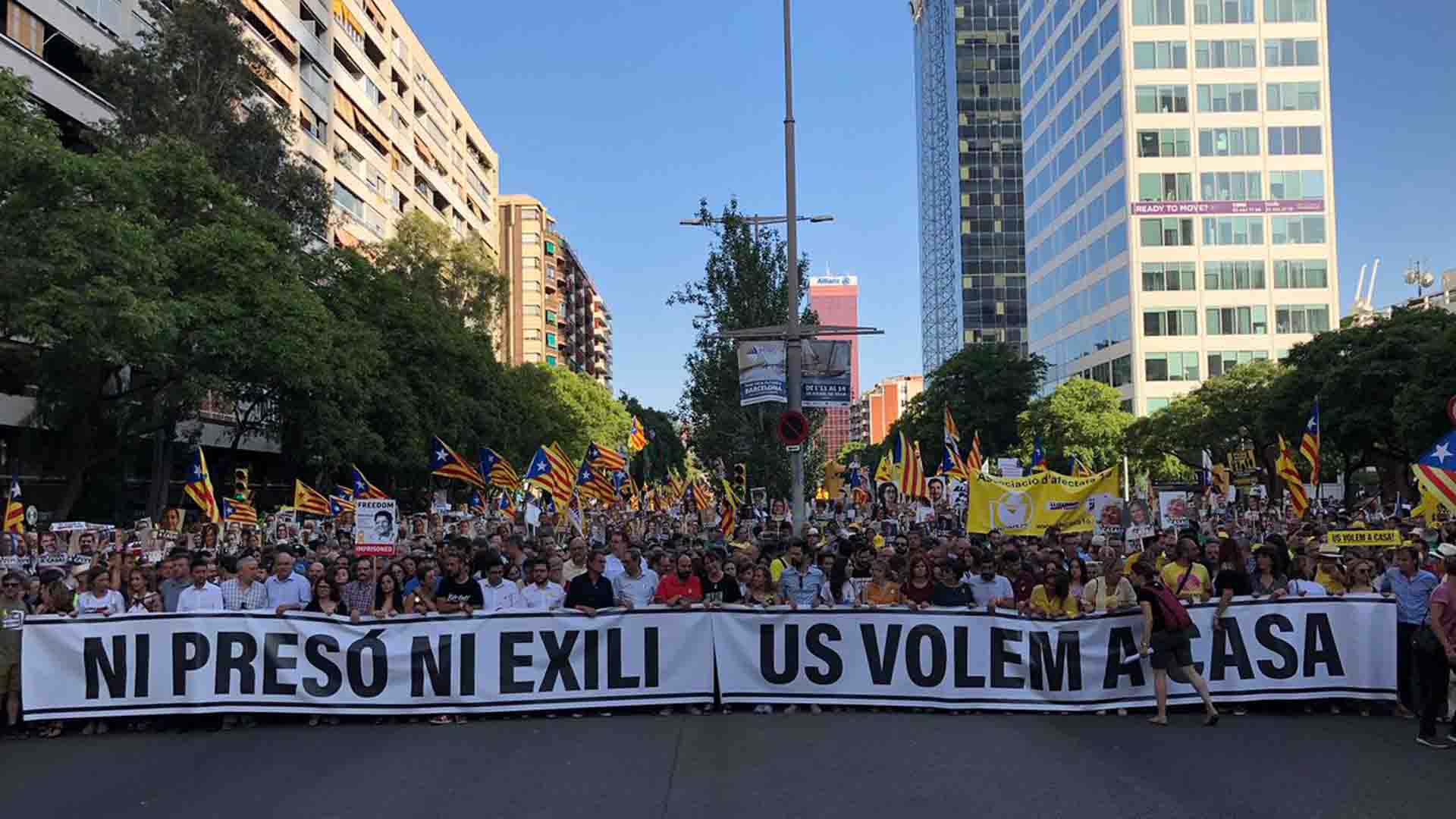 Miles de personas exigen en Barcelona la libertad de los líderes independentistas presos