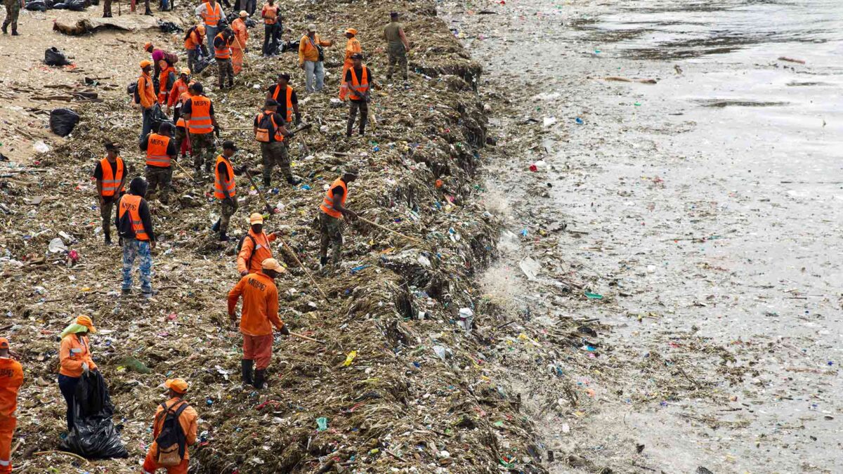 Retiradas 400 toneladas de basura en el malecón de Santo Domingo