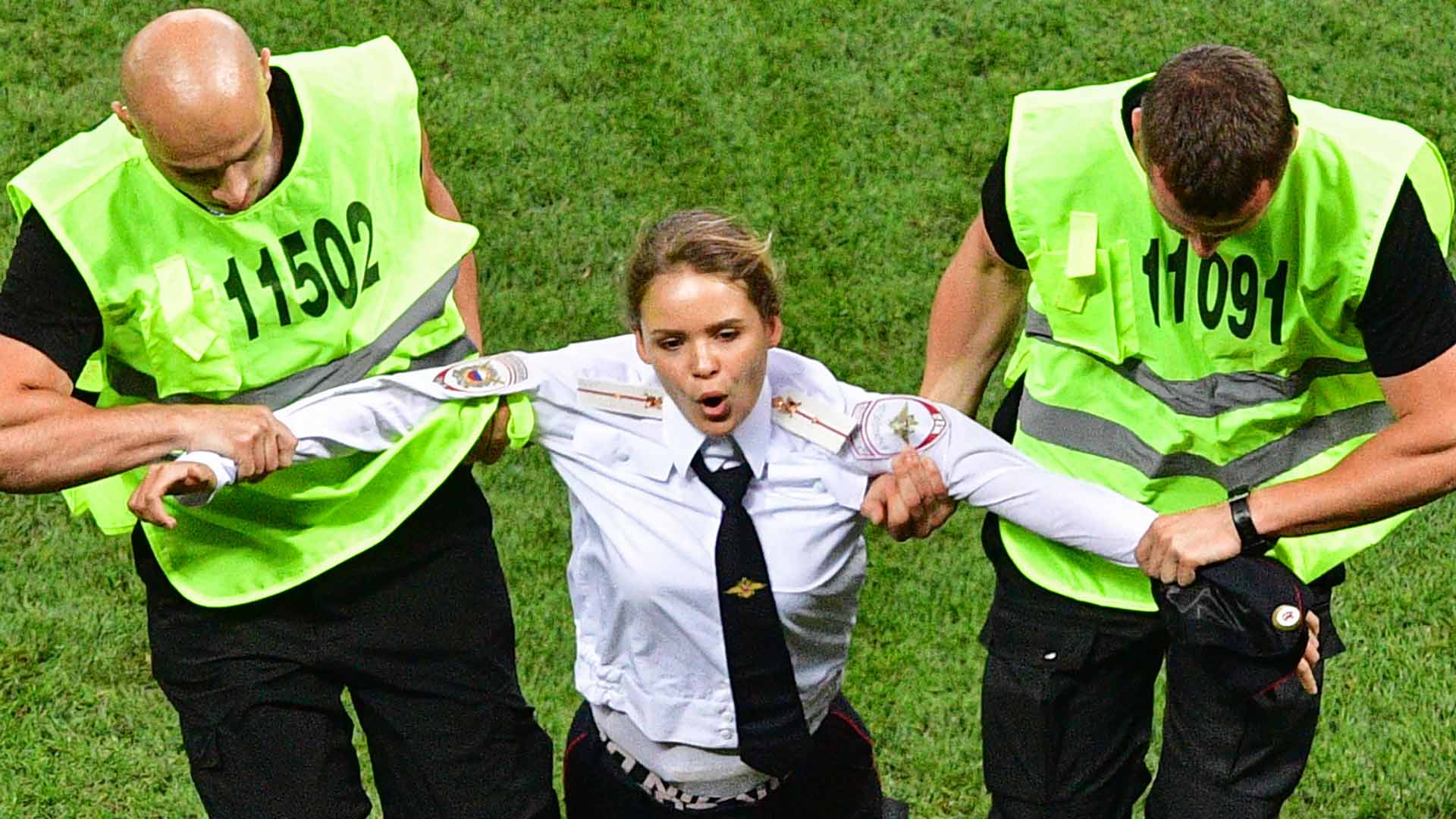 Condenan a 15 días de prisión a la miembro de Pussy Riot que saltó al estadio en la final del Mundial
