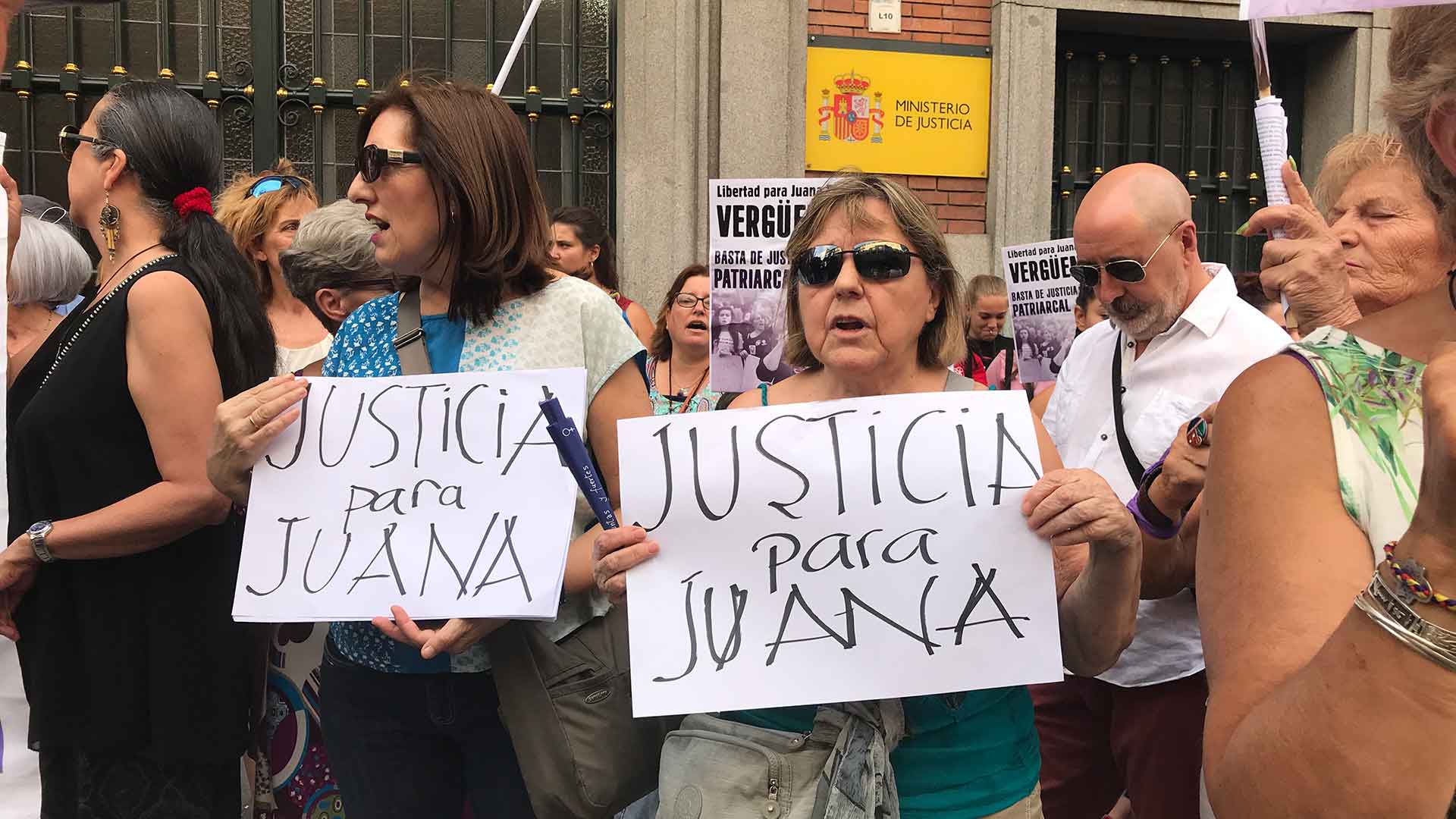 Decenas de personas protestan frente al Ministerio de Justicia contra la sentencia de Juana Rivas