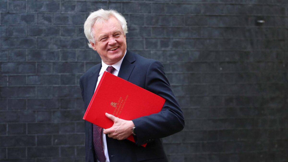 Dimite el ministro para el Brexit, David Davis, por desacuerdo con el plan de Theresa May