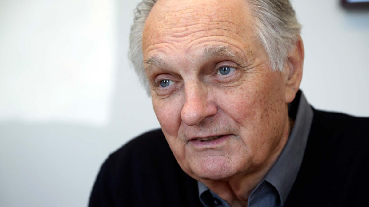 El actor Alan Alda revela que padece párkinson