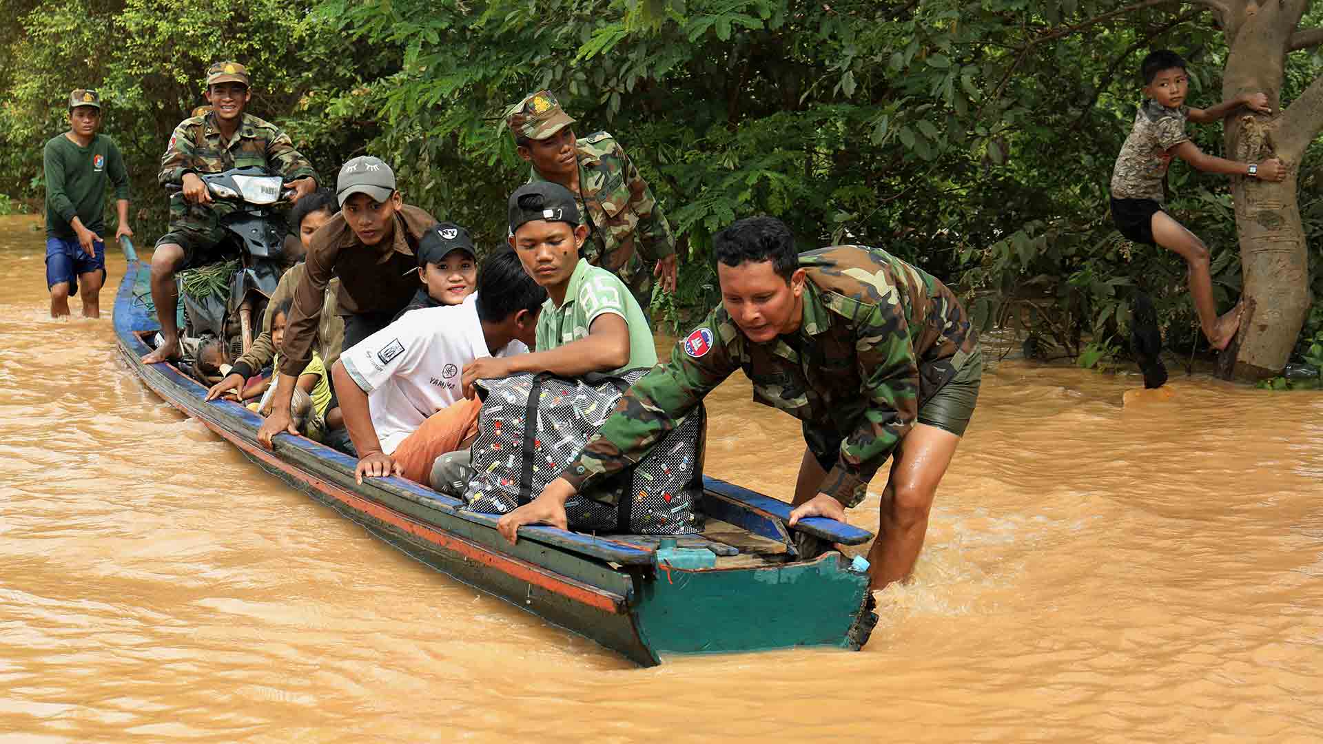 El agua de la presa que se derrumbó en Laos inunda Camboya