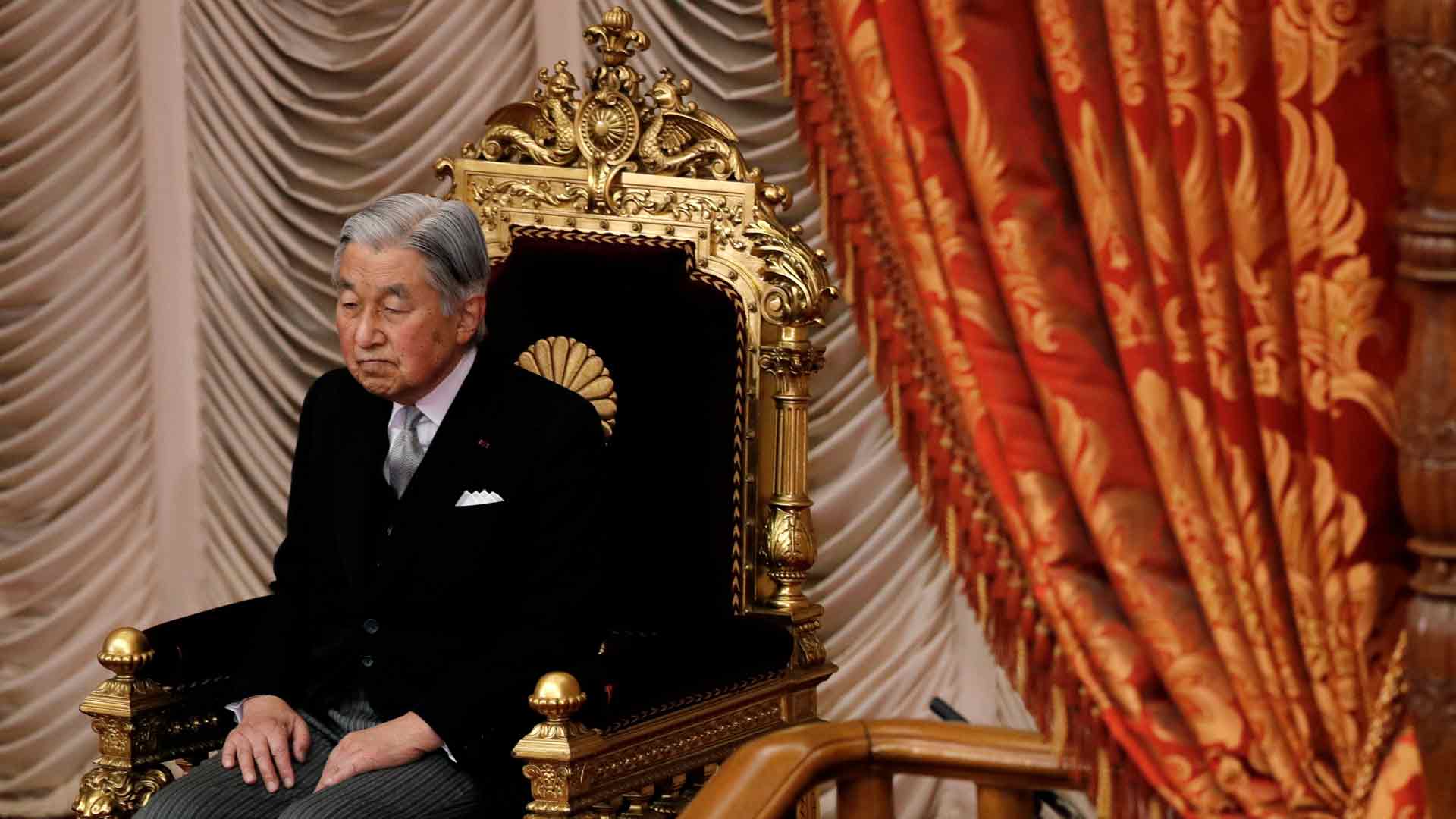 El emperador nipón Akihito cancela sus actos públicos por una "anemia cerebral"