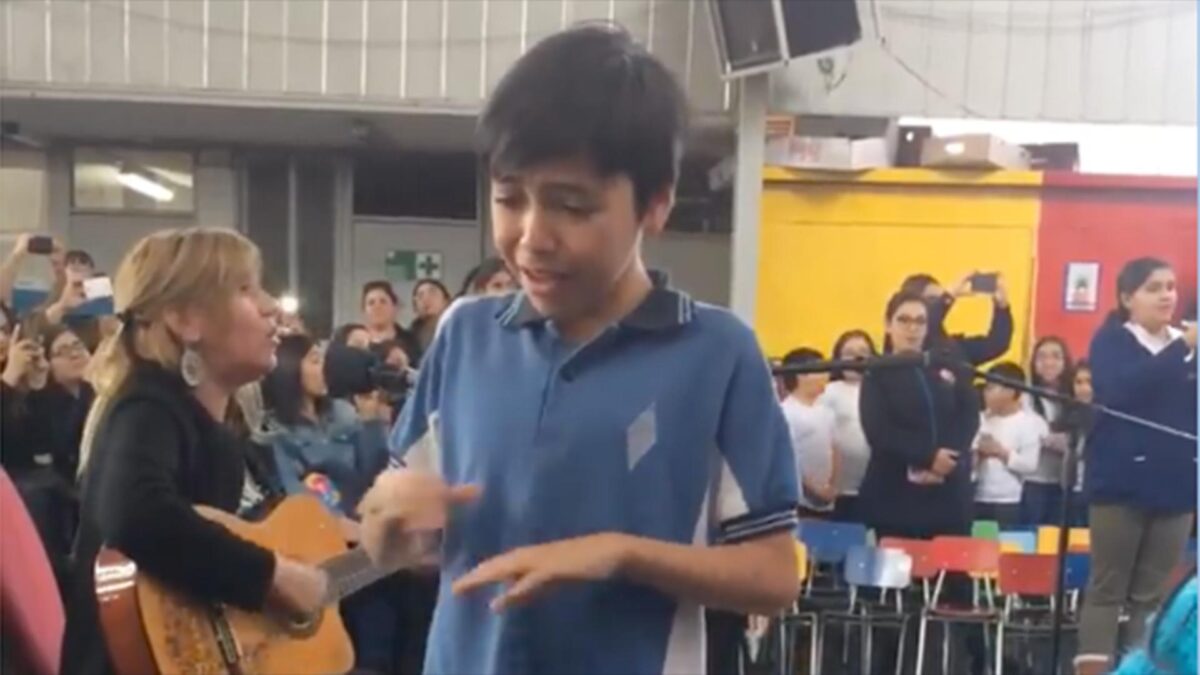 El entrañable niño que canta en lengua de signos a su madre sorda