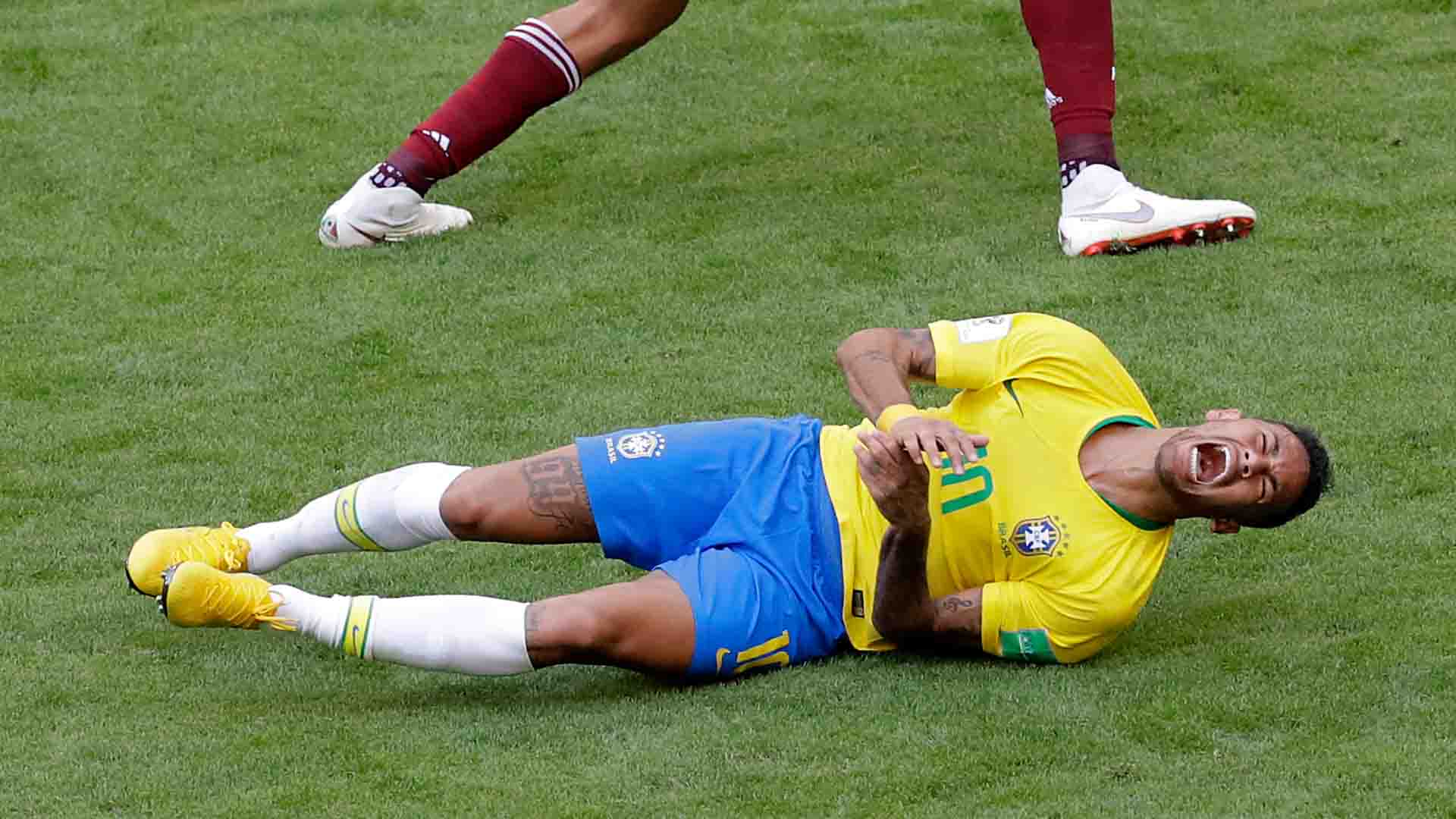 El reto Neymar se hace viral: personas, empresas y perros ruedan por el suelo para burlarse del brasileño