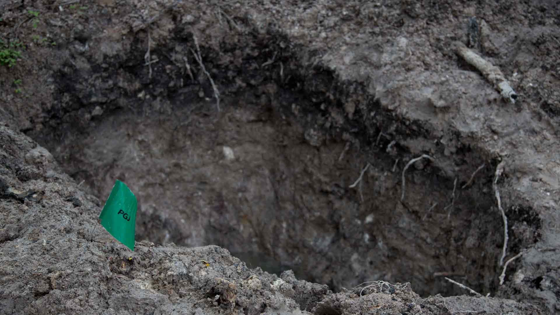 Encuentran seis cadáveres en fosas clandestinas en México