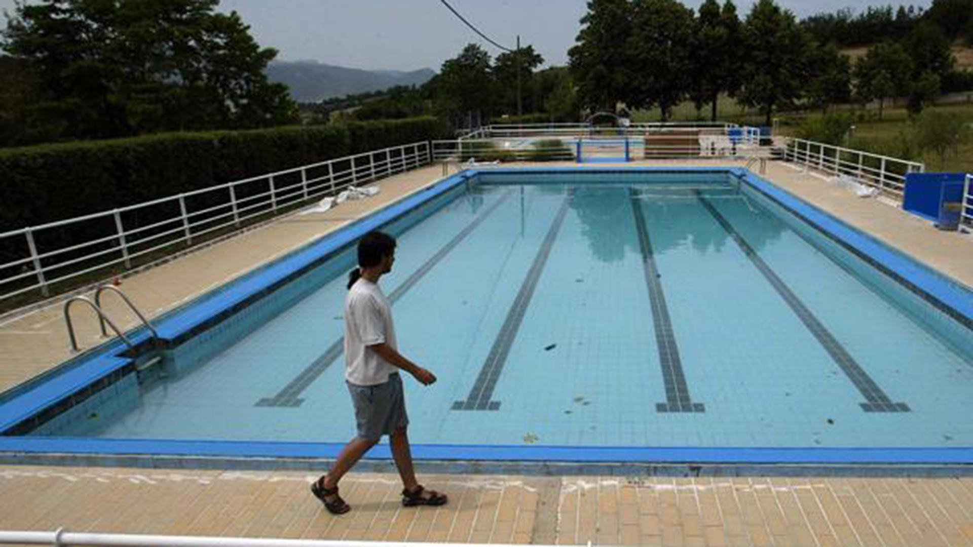 Expulsados 60 jóvenes de una piscina tras protestar por la exclusión de un menor transgénero