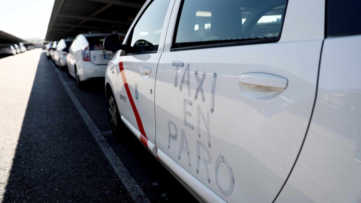 Fomento convoca una reunión para los próximos días por la huelga de taxistas