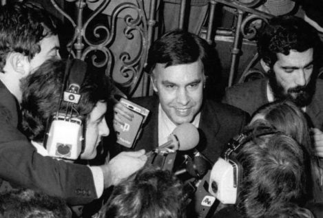 Felipe González, a tumba abierta: el expresidente entrega al público sus fotos y cuadernos personales