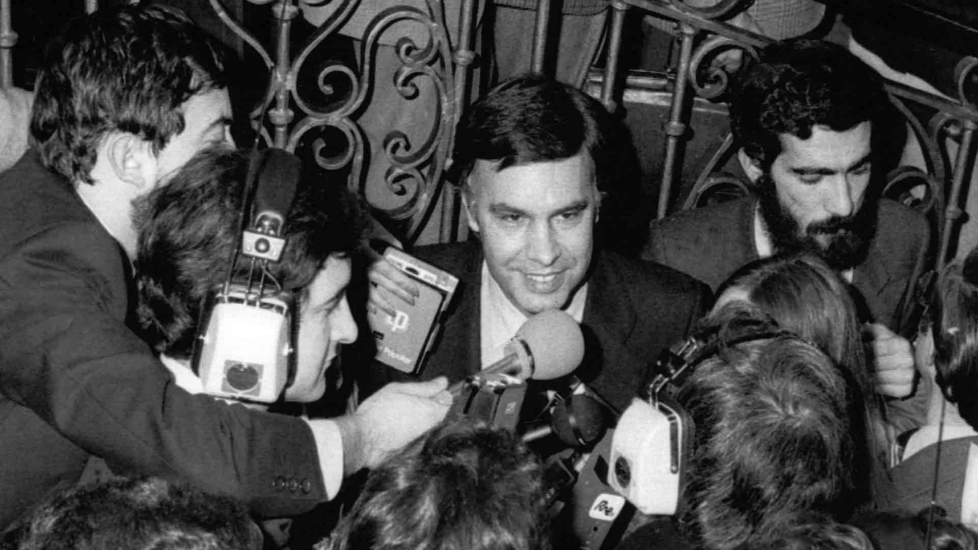 Felipe González, a tumba abierta: el expresidente entrega al público sus fotos y cuadernos personales