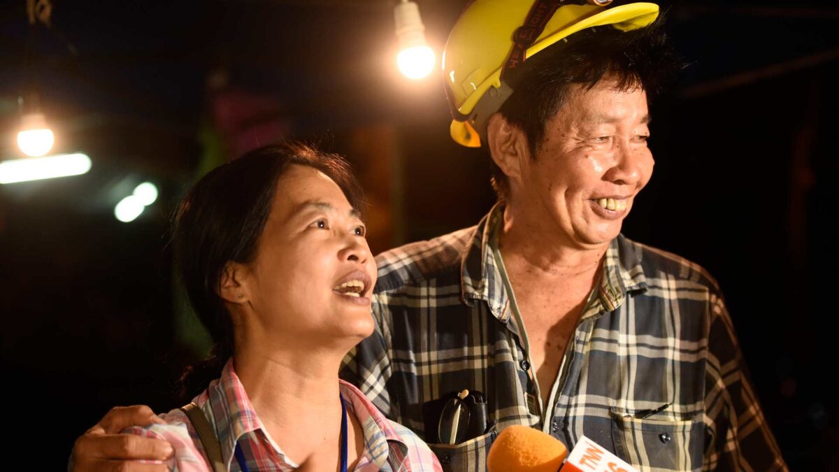 Hallan con vida a un equipo de fútbol de 13 niños atrapado en una cueva en Tailandia