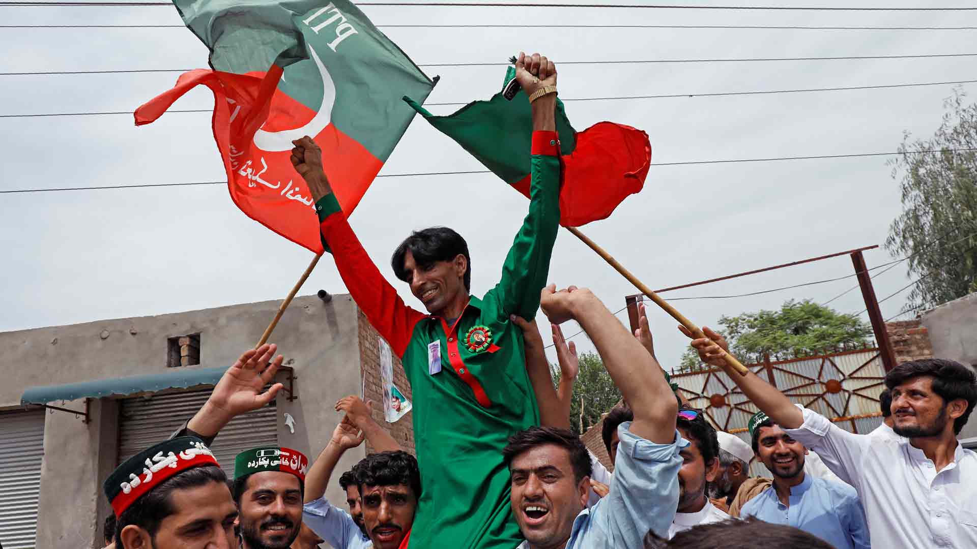 Imran Khan lidera el recuento extraoficial entre acusaciones de fraude electoral en Pakistán