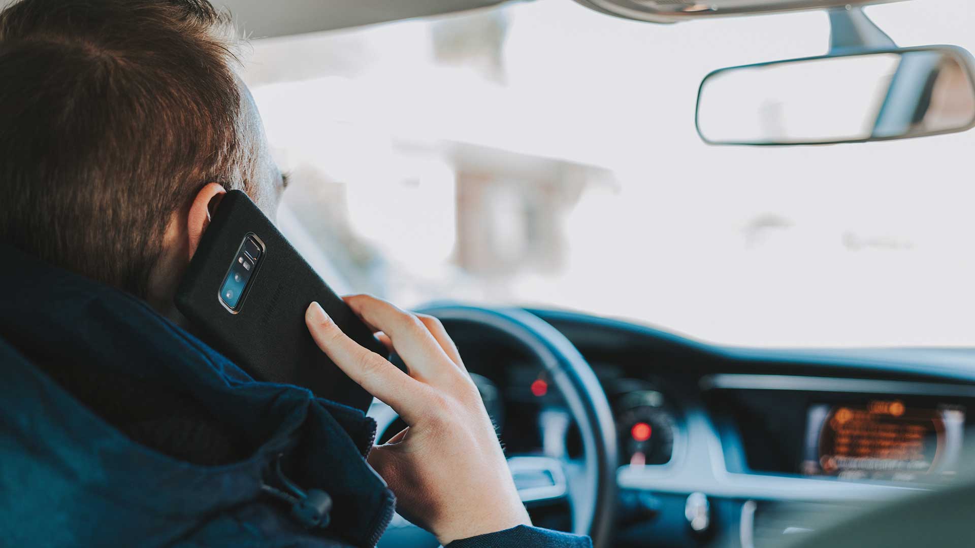 La DGT estudia aumentar a entre 4 y 6 puntos la sanción por usar el móvil al volante