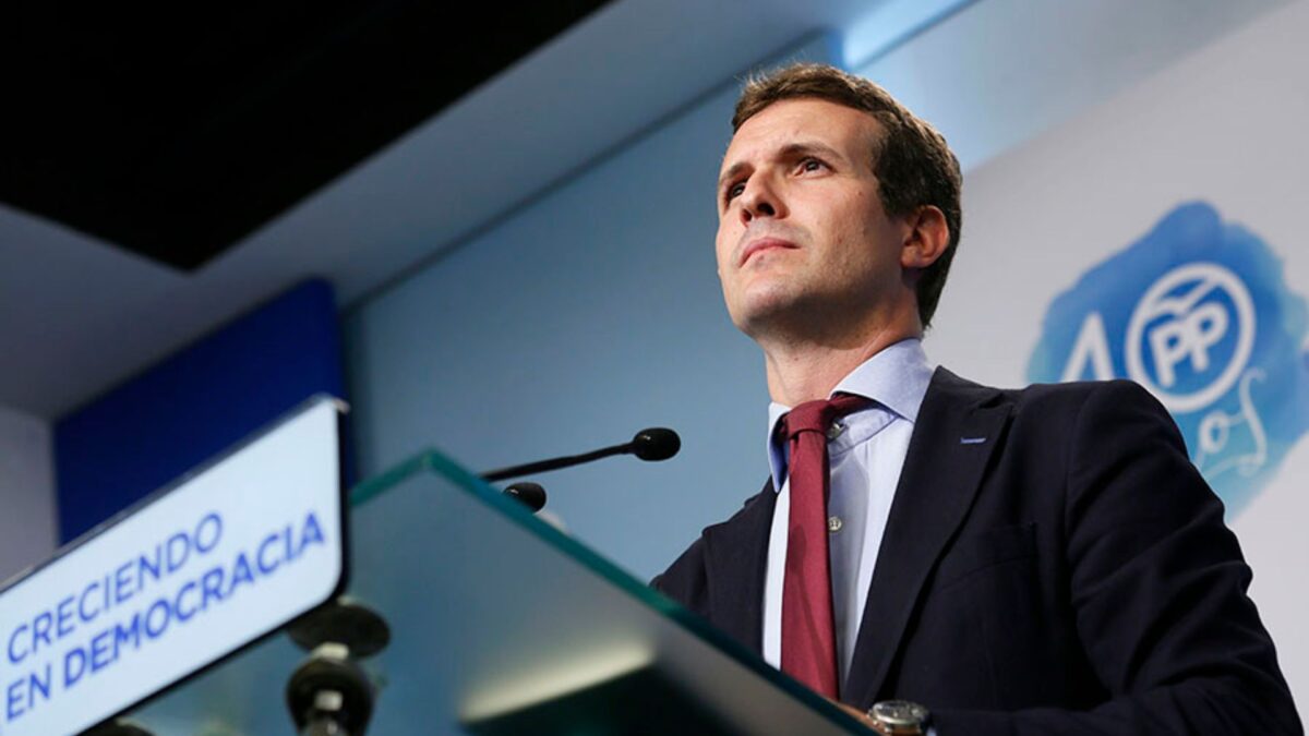 La juez que investiga el máster de Pablo Casado imputa a tres de sus compañeras